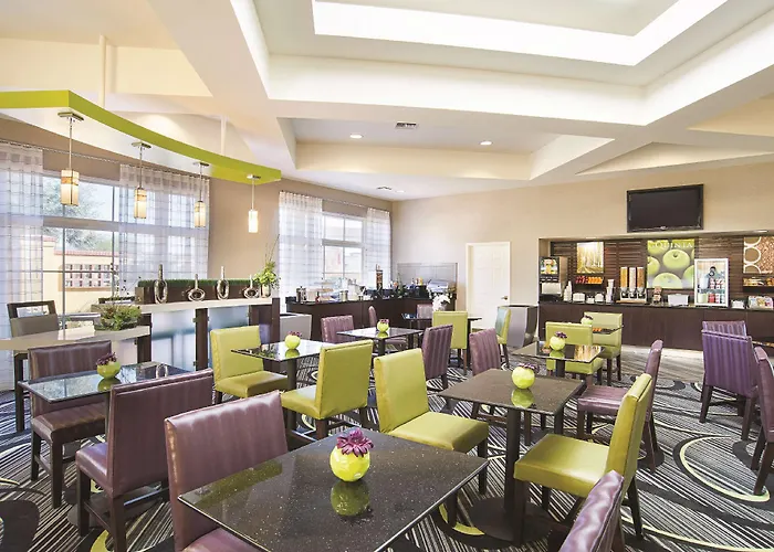 La Quinta & By Wyndham Phoenix Hotel