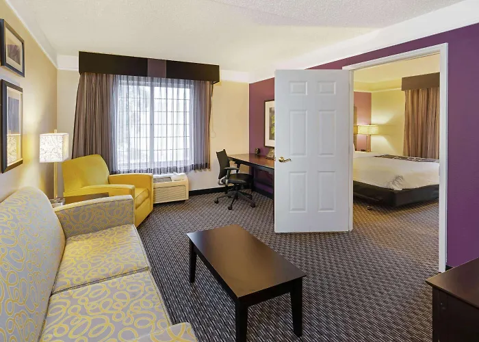 La Quinta & By Wyndham Phoenix Hotel