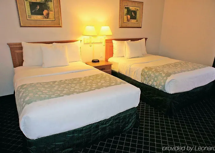 La Quinta & By Wyndham Phoenix Hotel